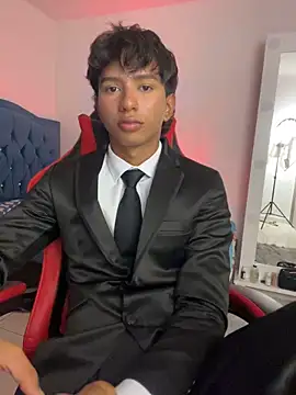 Snapshot of Leonarrrd_01 chatting on 11/24/25, 11:05 Leonarrrd 01 online show from 11/24/25, 11:05