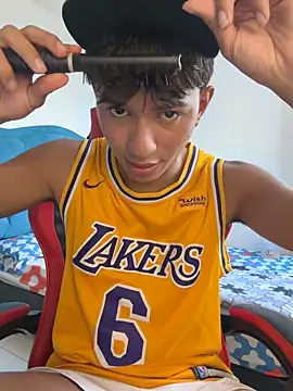 Snapshot of Leonarrrd_01 chatting on 12/18/25, 09:51 Leonarrrd 01 online show from 12/18/25, 09:51