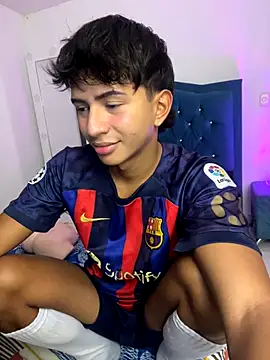 Snapshot of Leonarrrd_01 chatting on 10/23/25, 12:53 Leonarrrd 01 online show from 10/23/25, 12:53