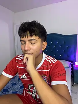 Snapshot of Leonarrrd_01 chatting on 10/10/25, 12:33 Leonarrrd 01 online show from 10/10/25, 12:33