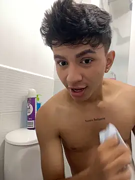 Snapshot of Leonarrrd_01 chatting on 03/08/25, 03:17 Leonarrrd 01 online show from 03/08/25, 03:17