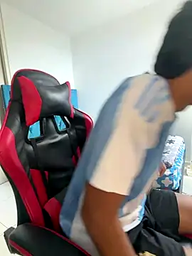 Snapshot of Leonarrrd_01 chatting on 12/17/25, 08:14 Leonarrrd 01 online show from 12/17/25, 08:14