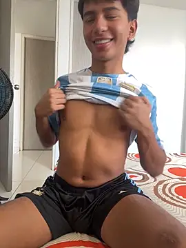 Snapshot of Leonarrrd_01 chatting on 10/29/25, 03:22 Leonarrrd 01 online show from 10/29/25, 03:22