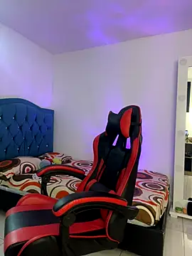 Snapshot of Leonarrrd_01 chatting on 11/03/25, 11:30 Leonarrrd 01 online show from 11/03/25, 11:30