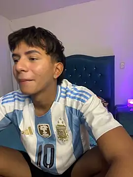 Snapshot of Leonarrrd_01 chatting on 10/16/25, 01:36 Leonarrrd 01 online show from 10/16/25, 01:36