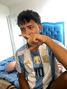 Snapshot of Leonarrrd_01 chatting on 10/05/25, 08:10 Leonarrrd 01 online show from 10/05/25, 08:10