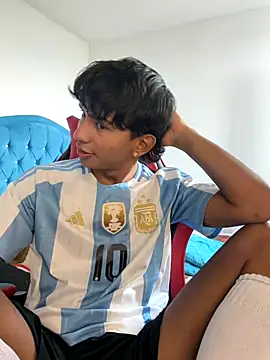 Snapshot of Leonarrrd_01 chatting on 12/02/25, 08:32 Leonarrrd 01 online show from 12/02/25, 08:32