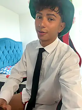 Snapshot of Leonarrrd_01 chatting on 12/05/25, 07:34 Leonarrrd 01 online show from 12/05/25, 07:34