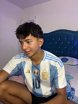 Snapshot of Leonarrrd_01 chatting on 10/11/25, 10:33 Leonarrrd 01 online show from 10/11/25, 10:33