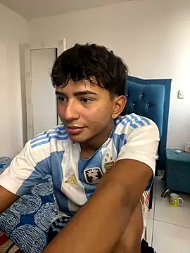 Snapshot of Leonarrrd_01 chatting on 10/18/25, 10:23 Leonarrrd 01 online show from 10/18/25, 10:23