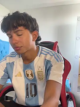 Snapshot of Leonarrrd_01 chatting on 11/22/25, 07:57 Leonarrrd 01 online show from 11/22/25, 07:57