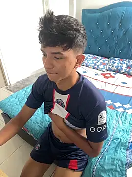 Snapshot of Leonarrrd_01 chatting on 03/08/25, 06:37 Leonarrrd 01 online show from 03/08/25, 06:37