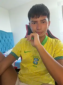 Snapshot of Leonarrrd_01 chatting on 12/16/25, 08:13 Leonarrrd 01 online show from 12/16/25, 08:13