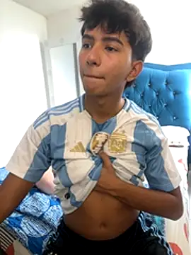 Snapshot of Leonarrrd_01 chatting on 10/21/25, 08:08 Leonarrrd 01 online show from 10/21/25, 08:08