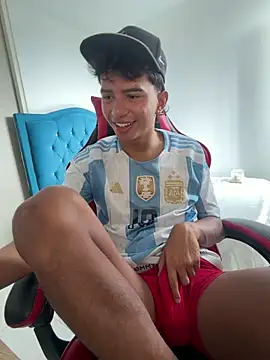 Snapshot of Leonarrrd_01 chatting on 12/14/25, 04:34 Leonarrrd 01 online show from 12/14/25, 04:34