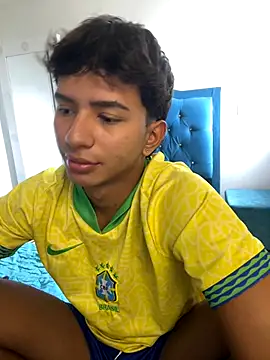 Snapshot of Leonarrrd_01 chatting on 10/20/25, 09:04 Leonarrrd 01 online show from 10/20/25, 09:04