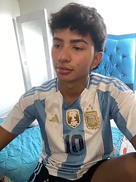 Snapshot of Leonarrrd_01 chatting on 10/26/25, 04:40 Leonarrrd 01 online show from 10/26/25, 04:40