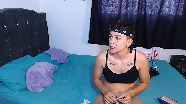 Snapshot of Antonella_Cruz02 chatting on 12/21/25, 04:30 Antonella Cruz02 online show from 12/21/25, 04:30