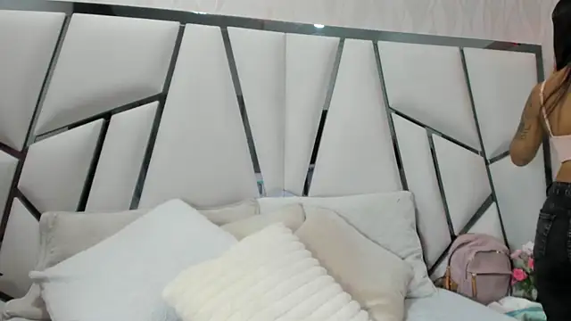  aurora18  online show from 10/15/25, 03:27