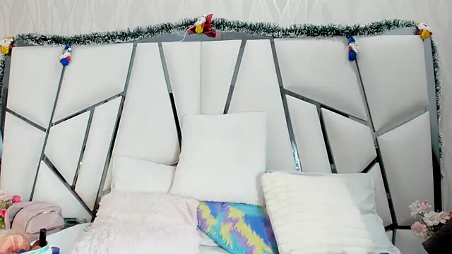  aurora18  online show from 11/23/25, 03:05