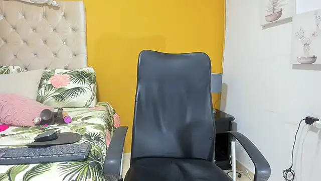 Snapshot of rousse_sexyandhot chatting on 12/23/25, 01:49 rousse sexyandhot online show from 12/23/25, 01:49