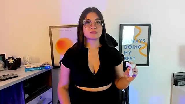 CamilaSofiia online show from 10/28/25, 06:18