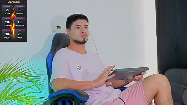 Snapshot of EdwardRoss_ chatting on 12/04/25, 08:30 EdwardRoss online show from 12/04/25, 08:30