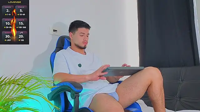 Snapshot of EdwardRoss_ chatting on 10/28/25, 08:08 EdwardRoss online show from 10/28/25, 08:08