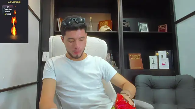 Snapshot of EdwardRoss_ chatting on 03/18/25, 10:26 EdwardRoss online show from 03/18/25, 10:26