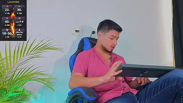 Snapshot of EdwardRoss_ chatting on 10/16/25, 08:28 EdwardRoss online show from 10/16/25, 08:28