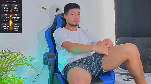 Snapshot of EdwardRoss_ chatting on 10/30/25, 07:44 EdwardRoss online show from 10/30/25, 07:44