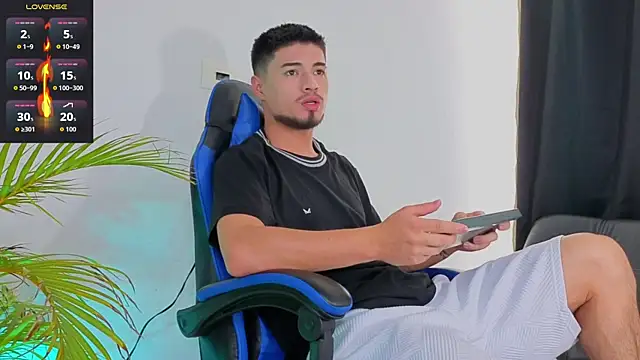 Snapshot of EdwardRoss_ chatting on 11/21/25, 04:28 EdwardRoss online show from 11/21/25, 04:28