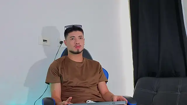 Snapshot of EdwardRoss_ chatting on 11/20/25, 08:20 EdwardRoss online show from 11/20/25, 08:20