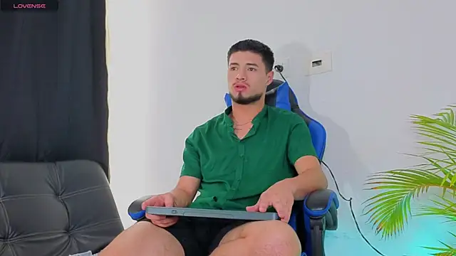 Snapshot of EdwardRoss_ chatting on 11/12/25, 07:51 EdwardRoss online show from 11/12/25, 07:51