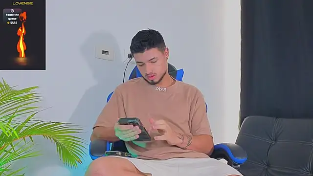 Snapshot of EdwardRoss_ chatting on 10/25/25, 08:09 EdwardRoss online show from 10/25/25, 08:09