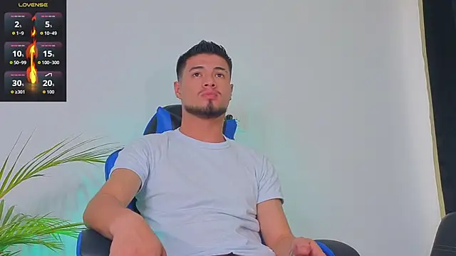 Snapshot of EdwardRoss_ chatting on 10/13/25, 10:32 EdwardRoss online show from 10/13/25, 10:32