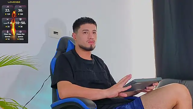 Snapshot of EdwardRoss_ chatting on 11/05/25, 06:55 EdwardRoss online show from 11/05/25, 06:55