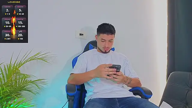 Snapshot of EdwardRoss_ chatting on 10/19/25, 04:32 EdwardRoss online show from 10/19/25, 04:32