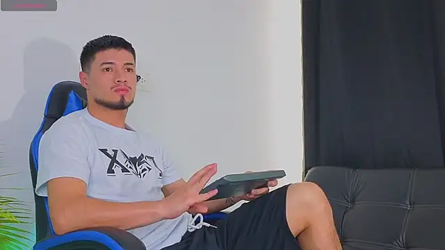 Snapshot of EdwardRoss_ chatting on 10/22/25, 07:24 EdwardRoss online show from 10/22/25, 07:24