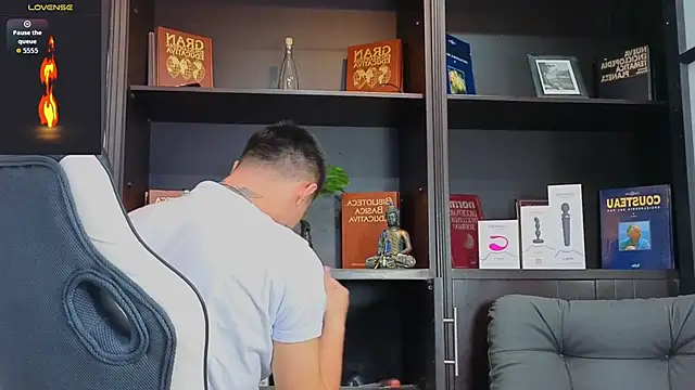 Snapshot of EdwardRoss_ chatting on 10/07/25, 07:15 EdwardRoss online show from 10/07/25, 07:15