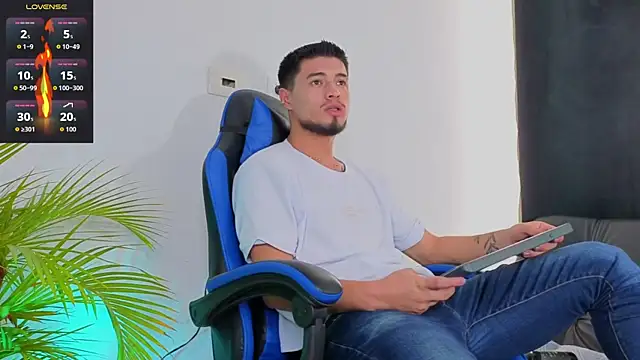 Snapshot of EdwardRoss_ chatting on 11/11/25, 07:30 EdwardRoss online show from 11/11/25, 07:30