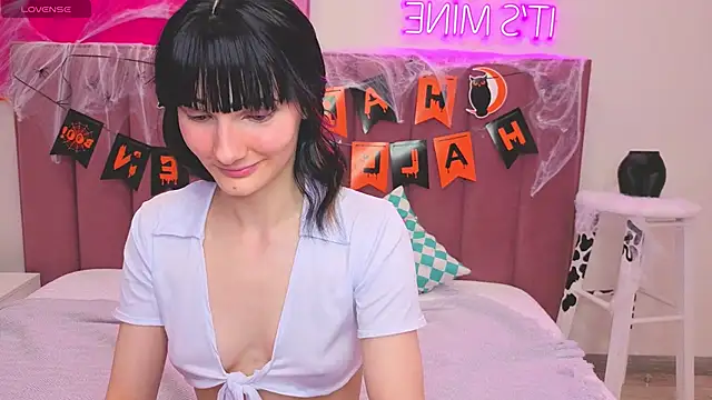 Lili flowerr online show from 10/24/25, 10:25