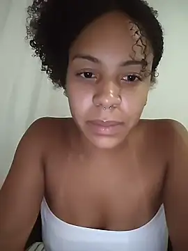 Julia Pretinha online show from 02/05/26, 01:12