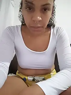 Julia Pretinha online show from 12/04/25, 01:04