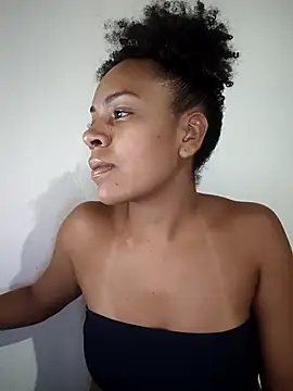 Julia Pretinha online show from 02/15/26, 02:23