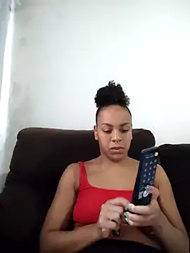 Julia Pretinha online show from 04/21/26, 01:07