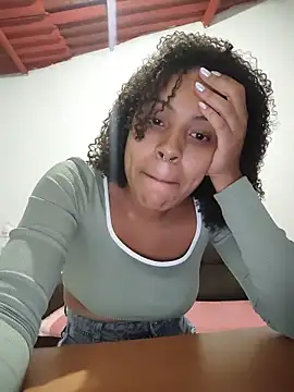 Julia Pretinha online show from 05/18/26, 01:16