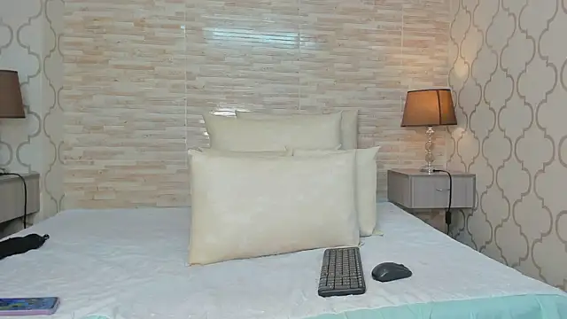 Snapshot of ZoeSmitth chatting on 02/22/25, 12:18 ZoeSmitth online show from 02/22/25, 12:18