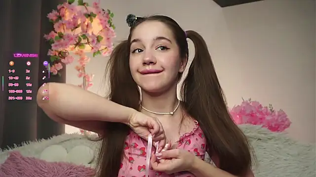 Snapshot of AmiLewis chatting on 11/12/25, 02:15 AmiLewis online show from 11/12/25, 02:15