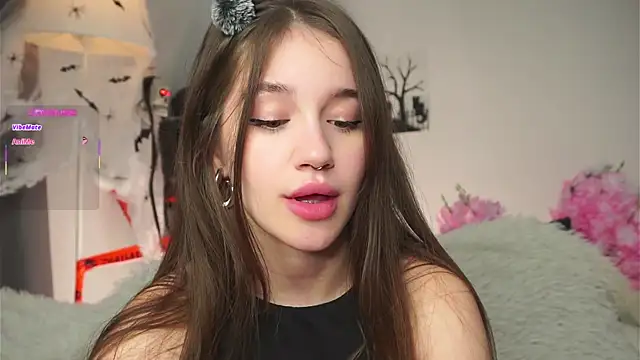 Snapshot of AmiLewis chatting on 11/02/25, 01:21 AmiLewis online show from 11/02/25, 01:21